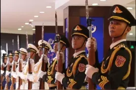 中国人民解放军仪仗司礼大队亮相北京香山论坛现场！看帅气“中国排面”↓（董琪 山森淼 朱东阳 董思思 于简狄）