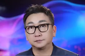 奔驰女车主大雨中拖走拦路80斤重雨布，交警来电送上特别奖励#暖心一幕#正能量#社会百态