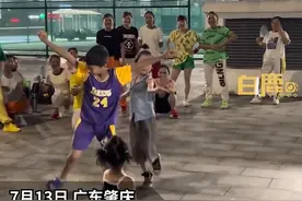 2小孩广场对跳新疆舞引围观鼓掌#跳舞 视频封面