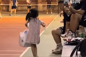 小女孩在球场帮奶奶捡瓶子，没喝完的水 都会懂事放回去，“ 不卑不怯 从容镇定  ” #小孩姐 #孝顺 #感人 （视频来源：@金陵副将马国成 ）视频封面