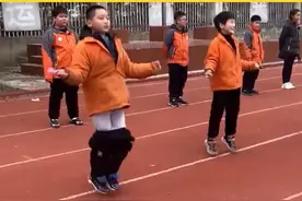 12月16日河南南阳，跳绳比赛中男孩裤子掉了下来，仍坚持到比赛结束拿下一等奖#河南dou知道 视频封面