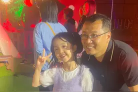 9月29日，山东济南。王大艺爸爸现场对飞花令，小朋友被惊呆了！不愧是语文老师 #中秋奇妙音乐夜   #中秋夜 #飞花令 @王大艺～视频封面