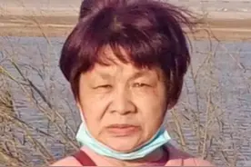 鹤壁市急寻：六旬老太走失，穿蓝花裙子，戴红色帽子，挎紫色包图片