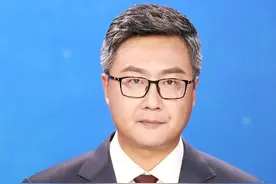 500亩土豆没收完却遭村民哄抢，民警现场处置时称“法不责众”又要求种植户删视频“引起政府反感”