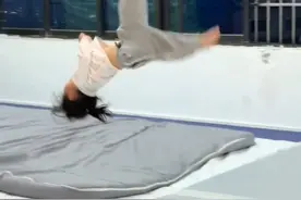 小身体大能量！3岁女孩完成空翻，干净利落。网友：以为是青铜，结果是王者。#秀我中国  #3岁女孩完成空翻视频封面