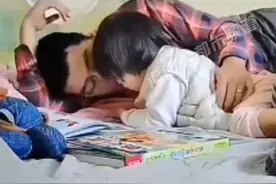 爸爸亲了一口女宝，被宝宝反手一巴掌，当时爸爸就懵了#亲子 #宝爸带娃 视频封面