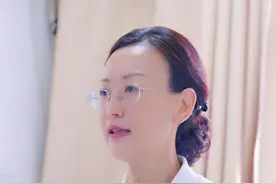 眼科教学查房 真菌性和细菌性角膜炎 感染性的角膜炎，都会在角膜的中央，因为中央没有血管，把病毒带走的速度就会慢，长期就会形成对角膜上皮的破坏。如果是细菌感染，往往病程比较快，细菌性的刺激性症状比较严重，如畏光、流泪、眼睑痉挛，细菌性角膜溃疡，周围会有浸润缘，都会有免疫反应环，都很容易形成前房积脓。#硬核健康科普行动 #角膜移植张晓融主任 #角膜炎 #真菌感染 #查房