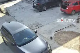 男子买完年货遇堵车抄小路回家，不料后面跟着一整条车队！当事人：好尴尬，他们走了我才下车。（来源@瀚碎碎念 ）#春运 #过年视频封面