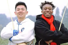 【贺龙年！“#嘿话师徒”献上四川味rap 】由四川“师父”#杜德骑 和#尼日利亚 “徒弟”#张文 出镜的“嘿话师徒”短视频账号，凭借着行云流水的长嘴壶茶艺技能及搞笑日常，在抖音收获了大批粉丝。在农历新年即将到来之际，“嘿话师徒”接受了《#环球人物》的专访，并为网友们献上了一段原汁原味的四川方言rap！视频封面