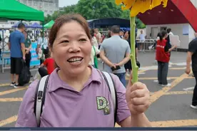 2025年高考第一天，荣昌一母亲举着亲手种的向日葵送考， 老师佩戴学生们送的旗开得胜徽章等候。#重庆荣昌 #高考 #一举夺魁 #旗开得胜视频封面