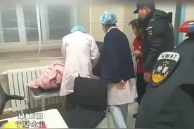 1月15日深夜，宁夏永宁县一名小孩突发高烧抽搐，急需送医治疗。就在紧急关头，正在巡逻的永宁县公安局特警大队接到群众求助，立即启动警车，为生病男孩及家人开辟出一条生命绿色通道，护送其至银川市妇幼保健医院治疗。#宁夏永宁一男童高烧抽搐特警警急送医  #天天讲安全  #宁夏永宁特警为患病男孩开辟绿色生命通道视频封面