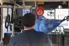 美式“自由民主”名场面！
美国博主：这是我见过最疯狂的事情。这就是我不在纽约乘坐公共交通的原因。这个混蛋把吊床带上了公交车。
吊床男子说：“禁止吊床的标志在哪里？ ”
有美国网民留言：其实一把小刀割断吊床就能解决问题。视频封面