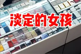 老鼠突然钻进女孩衣服里，女孩的表现让人意外 视频封面