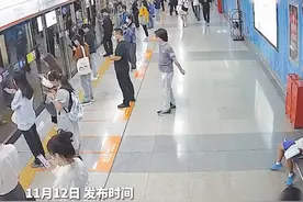 小孩与母亲在地铁站内走散，视频巡逻发现后民警到场帮助团圆。#广东dou知道视频封面