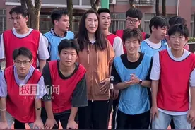 中国女篮主教练郑薇回到母校武大附中，被学弟们包围要签名视频封面