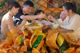 熊孩把车都刮花了，给车主做个手撕鸡吧！ #手撕鸡 #治愈系美食