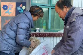 航航生病住院，大妮拿吃的急忙进城看孩子，父母永远是坚强后盾视频封面