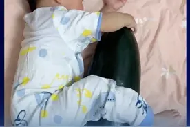 #抱冬瓜睡觉真的能降温吗  #这届网友流行起抱着冬瓜睡觉  保质期长、还不贵，近日，网上流行起“抱着冬瓜睡觉”。据说可以有效防暑降温，果真如此吗？外面热成这样，一根冬瓜真能管用？#谈谈新知