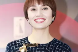 浅浅回归近4届金鸡最佳女配获奖时刻，齐溪热泪盈眶，袁泉心服口服，吴越的眼神说明一切#赵丽颖 #袁泉 #齐溪 #吴越 #万茜视频封面