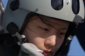 【天之骄女 勇往直前】 近日，空军西安飞行学院女飞行学员进行三代机单飞课目训练，圆满完成改装过程中的“成人礼”，向成为合格的战斗员迈出坚实一步。（作者：赵飞虎 犹艳伟 郭航 朱畅宇 编辑：邹梦梦）#人民空军视频封面
