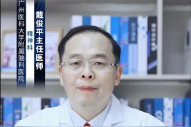 妄想症表现的6种类型 #涨知识 1、嫉妒妄想型：嫉妒妄想型属于病态思想的一种，又被称为“奥赛罗症候群”。患者会觉得自己的另一半对自己不忠，并且把生活中的琐碎事情作为不忠的“证据”。但是这种不忠往往是患者虚构出来的。
2、情爱妄想型：情爱妄想型以女性为主，患者会认为自己正在和某人热恋，或是自己被某人深爱着。并且这个虚构的恋人还是社会地位比较高的人，比如电视明星、自己的上司或知名人士等。尽管患者和对方的实际接触不多，甚至是没有接触，但还是觉得对方已经爱上自己了。
3、自大妄想型：自大妄想型患者常常妄想自己的能力出色过人，比如拥有无人能及的才华、势力、知识等。患者长时间处于这种妄想状况中，会对自己本身生活方式作出刻意性的改变，以迎合内心的妄想情况。同时，患者也会慢慢变得傲慢、奢侈。
4、被迫害妄想型：被迫害妄想型患者总觉得有人要害自己，想象出各种对自身不利的事情，感觉自己陷入的他人设下的阴谋当中。因此这类患者在日常行事方面会显得十分谨慎，而且对于任何事物以及人，都抱有防备态度。
5、身体妄想型：身体妄想型患者会坚信自己患有疾病，从而到处求医。通常患者会认为自己身体部位出现了异味，或者是有寄生虫进入到身体当中。另外，有的患者会觉得皮肤上有昆虫在爬行、或者体内某个器官不能正常发挥功能等。
6、混合型：混合型妄想症没有比较突出的症状表现。因为混合型妄想症患者会同时出现两种或以上妄想症类型的症状表现。也就是说，同一时间内患上了多种类型的妄想症。妄想症症状多样化，如果患有妄想症，请一定要及时去医院寻求专业医生的帮助。#硬核健康科普dou来说 @创作灵感小助手视频封面