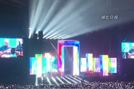 #刀郎武汉演唱会，万人大合唱《#情人 》，你的青春回来了吗？#刀郎（剪辑：鲲鹏）视频封面