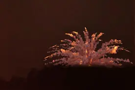 拍到陨石撞击山峰的惊险一幕！ 幸好跑得快，不然还不知道遇到怎样的危险，太吓人了！#萌娃 #特效 #陨石 #流星 #艺术在抖音 @抖音艺术视频封面