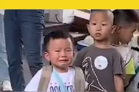 9月1日，浙江杭州，男孩第一天上幼儿园，早上开开心心背着小书包上学，放学看到妈妈哭得绷不住了视频封面