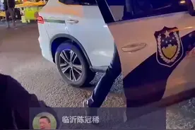 男子喝醉后对警察叔叔唱歌 网友：把警察叔叔都整社恐了视频封面