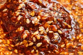 辣椒油这样做色泽红亮，又香又辣，打蘸料，拌凉菜都很美味