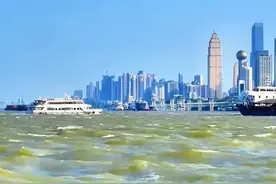 武汉为什么叫江城？长江与最大支流汉江相汇，形成了武昌、汉口、 汉阳三镇隔江鼎立的格局，两江交汇，泾渭分明，非常壮观！来武汉一定要去江滩走走，感受江城的浪漫#航拍#无人机航拍 #大疆无人机 #武汉旅游攻略  #航拍城市风景 @DOU+小助手