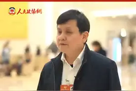 全国政协委员张文宏：未来传染病发现和防控AI不可缺少 在人工智能席卷全球各行业的大背景下，医疗领域正迎来一场深刻的变革。全国政协委员、国家传染病医学中心（上海）主任、复旦大学附属华山医院感染科主任张文宏强调，AI在传染病防控中扮演重要角色，能够大幅提升数据收集与分析速度，更早预警新发传染病。通过AI大模型，多维度数据叠加分析，可迅速识别疫情趋势，为病原体鉴定、疫苗及药物研发提供有力支持。
“将来不是说你愿意不愿意拿AI去给你赋能，而是如果你不用数字化、不用 AI，你的整个的技术体系可能就被淘汰掉了。”张文宏表示，掌握AI将成为必备能力，主动拥抱AI，构建人机交互体系，是提升传染病防控水平的关键。（记者 李木元 摄制 宋宝刚 汪凯 李玉祯）#2025两会代表委员之声视频封面