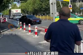 这就是不戴头盔的后果，大型社S现场。大爷：让我看看谁是下一棒##电动车头盔 #交通安全 #这操作也是没谁了😂😂 #你大爷永远是你大爷 视频来源：@酥酥甜视频封面