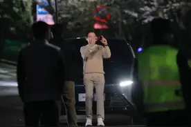 天还没亮就开始工作了，#雷军携小米YU7现身武汉大学樱花树下，大三男生激动求握手，紧张到手伸反：雷总很亲和，“我一定好好赚钱再买一台YU7”视频封面