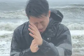 记者在乐东莺歌海附近海域，实地感受台风“蝴蝶”的威力，海浪最高可达四米，只有侧身能睁开眼睛。 #记者实地感受台风蝴蝶的威力
