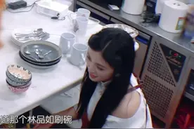 #用湖南卫视预告的方式打开沈月洗碗  #中餐厅版回家的诱惑  餐厅打烊后，#沈月  和#翟潇闻  在三楼做收尾工作，月月让小翟播放林品如的视频为她当刷碗BGM。后期也满足她的愿望，带来“年度巨制大戏“《刷碗的诱惑》，恍惚间以为在看金鹰独播剧场的电视剧预告~#中餐厅