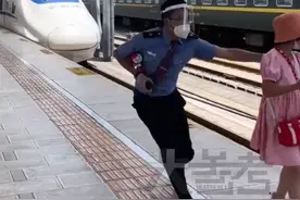 7月26日，云南昆明，女孩在高铁进站时误入黄色警戒线，工作人员狂奔过去一把拽回。#高铁🚅 #安全出行 