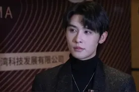 “霸总专业户”申浩男：“火锅味”的短剧霸总怕是霸不起来 #十四届中国国际新媒体短片节 #短剧顶流齐聚深圳 #开眼了短剧出海这么火 2月20日，权威数据研究机构DataEye主办的微短剧行业盛会“DataEye剧查查之夜”在深圳举办。短剧顶流申浩男在接受直新闻专访时，首次演绎“火锅味”霸总。#你的电子榨菜都来深圳了 #开眼了爆款短剧明星齐聚深圳视频封面