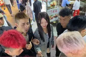 老板一碗粉，十一双筷子🥢 #混的人 #交朋友 #精神小伙视频封面