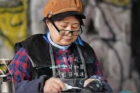 时光隧道马道巷：30年前的繁华只剩她的修鞋摊！ 这条曾让宝鸡人挤破头的马道巷,如今只剩火车穿梭的鸣笛声……
她用粘满胶水的双手，缝补的何止是开裂的皮鞋？
更是这座城市正在剥落的年轮……正是那些被我们丢弃的旧物里，藏着宝鸡最鲜活的城市记忆！
#宝鸡  #宝鸡同城 #城市里的烟火气 #人间温暖 #内容启发搜索  @抖音短视频 @DOU+小助手 @DOU+上热门视频封面
