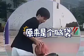 网友看到椅子上有个篮球，想借来打一下 结果…… 网友：没想到是个头球！#篮球 #搞笑 #万万没想到 #看一次笑一次 （来源：@_11 剪辑：刘宁 审核：肖雪蕊）视频封面