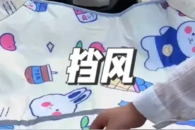 万万没想到！挡风被里还隐藏着一个防晒坐垫？#夏季挡风被 #电动车挡风被 #遮阳防晒防雨 X视频封面