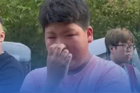 婚礼现场最真实的姐弟情！哭到一半发现红包厚度 弟弟表情管理彻底失败（感谢@晚晚 分享） #姐弟 #婚礼现场