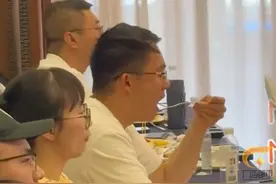 6月7日云南第一人民医院肝胆胰外科，论外科医生有多狠？一边看手术视频边吃饭，丝毫不受影响，吃得津津有味视频封面