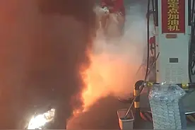 汽车加油站漏油静电起火众人“教科书式”灭火。天津消防提醒您：加油站内请勿吸烟、接打电话等，杜绝静电以免发生火灾，同时提醒大家行车前检查车辆#天津消防 #救援第一线 #你好天津 #点赞天津 #全民消防生命至上视频封面