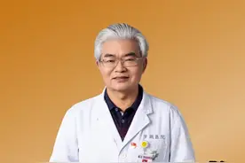 夏天到了，手上总是长很多小水泡，好了之后又会复发，到底怎么办啊？#医学科普 #汗疱疹 #水泡 视频封面