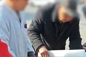 大叔穿白大褂在街头用电锤给病人治疗 “在北京治不了的 在我这15天 给他治好”网友：“搞装修的改行医了？“#医学 #骗子