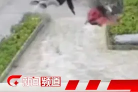 摩托车撞上绿化带飞起 骑手落地后滑进路边住户家中 户主听到动静出来后找不到人...... #摩托车 #驾驶安全 #头盔 #万万想不到视频封面