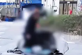 2月13日（发布），四川成都。警方通报“保安持橡胶棍殴打外卖员”：一个行拘罚款，一个批评教育，二人均已认识到错误并相互道歉。关注👉@小政视频 #纠纷 #外卖员 #小区保安 #四川dou知道 #抖音小助手视频封面