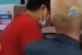 男子调座椅遭后排老人“连环踢”，12306回应：可向列车员求助视频封面